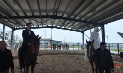 Esenyurt’ta sıra dışı nikâh: Gelin ve damat at üstünde evlendi