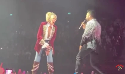 Pop müziğin iki yıldızı aynı sahnede: Tarkan ve Ajda Pekkan’dan özel düet