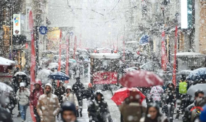 İstanbul'a Kar Yağacak mı? Valilik ve AKOM Saat Vererek Uyardı!