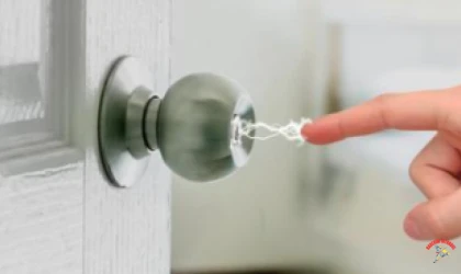 Son Günlerde Sizi de Sürekli Elektrik mi Çarpıyor? Yalnız Değilsiniz! (İşte Bilimsel Nedeni)
