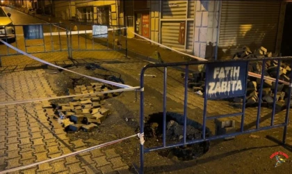 Fatih'te yağmur sonrası çöken yola kamyon ve otomobil düştü