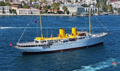 TCG Savarona Dolmabahçe açıklarında liman ziyaretine başladı