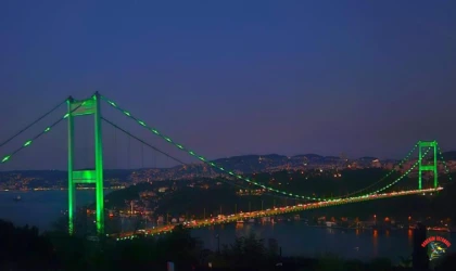 Fatih Sultan Mehmet Köprüsü ve Çamlıca Kulesi yeşil ışıklarla aydınlatıldı