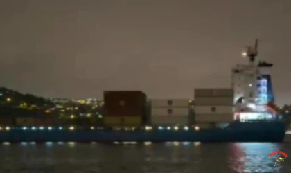 İstanbul Boğazı'nda korku dolu anlar! 147 metrelik gemi kıyıya sürüklendi