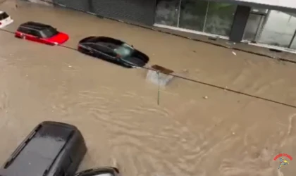 İstanbul'da sağanak hayatı olumsuz etkiledi! Bayrampaşa'da sokakları su bastı