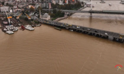 İstanbul'da sel sonrası dikkat çeken görüntüler! Haliç'in rengi değişti